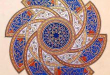 كل شيء، من العرش إلى الفرش، ومن الملَك إلى الفلَك، ومن المجرَّات إلى الحشرات، ومن السيارات إلى الذَّرات.. كلٌّ منها يسجد لله ويعبده، ويَحمدُه ويقدِّسه، إلا أن عباداتها مختلفة متنوعة، كلٌّ بحسَب قابلياته ومَظهريَّته لتجليات الأسماء الحسنى.