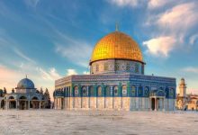 فإن الله تعالى دعا عبدَه إلى حضرته ليكلفه بمهمة، فأسرى به من المسجد الحرام إلى المسجد الأقصى مجمعِ الأنبياء، وبعد لقائه بهم وإظهار أنه الوارث المطلق لأصول أديان جميع الأنبياء، سيَّره في جولةٍ في ملكه وسياحةٍ في ملكوته حتى أبلغه سدرةَ المنتهى فكان قاب قوسين أو أدنى.