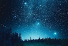 (فلا أقسم بالخُنَّس * الجَوارِ الكُنَّس).. هذه الآية تَعرِض أمامَ نَظَرِ المُشاهِدِ نَقْشًا بَدِيعًا مُتقَنَ الصُّنعِ في وَجهِ السَّماءِ، وتَرسُمُ لَوْحةً رائِعةً تُلَقِّنُ العِبرةَ والدَّرس.