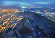 كانَ ﷺ يَتَعبَّدُ بالبَقِيّةِ الباقِيةِ مِن دِينِ سَيِّدِنا إِبراهِيمَ عَليهِ السَّلام الَّذي ظَلَّ جارِيًا في الجَزِيرةِ العَرِبيةِ تَحتَ حُجُبٍ كَثِيرةٍ، ولكِنَّ التَّعبُّدَ هذا لم يكُن على صُورةِ الفَرضِ والواجِبِ، بل كانَ تَعَبُّدًا اختِيارِيًّا يُؤَدَّى نَدْبًا.