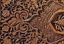 ومِن ثمرات الطريقة: جَعْلُ الإِنسانِ عاداتِه اليَومِيّةَ بحُكمِ العِباداتِ، وأَعمالَه الدُّنيَوِيّةَ بمَثابةِ أَعمالٍ أُخرَوِيّةٍ، والإِحسانُ في استِغلالِ دَقائِقِ رَأسِ مالِ عُمُرِه مِنَ الحَياةِ، وجَعْلُها بُذُورًا تَتَفتَّحُ عن زَهَراتِ الحَياةِ الأُخرَوِيّةِ وسَنابِلِها؛ وذلك بدَوامِ الذِّكرِ القَلبِيِّ، والتَّأَمُّلِ العَقلِيِّ، معَ الحُضُورِ القَلبِيِّ الدَّائِمِ والِاطمِئْنانِ، ودَوامِ شَحْذِ الإِرادةِ، والنِّيّةِ الصَّافِيةِ، والعَزِيمةِ الصَّادِقةِ الَّتي تُلَقِّنُها الطَّرِيقةُ.