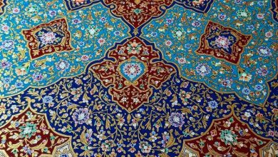 إن رأس مال العمر قليل، ورحلة العمر هنا قصيرة، بينما الواجبات الضرورية والمهمات التي كُلّفنا القيام بها كثيرة، وهذه الواجبات هي كالدوائر المتداخلة المتحدة المركز حول الإنسان.. فابتداءً من دائرة القلب والمعدة والجسد، والبيت والمحلة والمدينة، والبلاد والكرة الأرضية والبشرية، وانتهاءً إلى دائرة الأحياء قاطبة والعالم أجمع، كلها دوائر متداخلة بعضُها في البعض الآخر، فكل إنسانٍ له نوعٌ من الوظيفة في كل دائرةٍ من تلك الدوائر؛ ولكنَّ أعظم الواجبات وأهمها، بل أدومها بالنسبة له، هي في أصغر تلك الدوائر وأقربها إليه، بينما أصغر الواجبات وأقلها شأنًا ودوامًا هي في أعظم تلك الدوائر وأبعدها عنه. فأعظم قضيةٍ مصيريةٍ للإنسان هي: أنْ يكسب الإنسانُ بالإيمان أو يخسر دونه مُلكًا عظيمًا خالدًا ومساكنَ طيبة في جناتِ عدنٍ عرضُها السماوات والأرض.. فمن لم يَفُزْ بشهادة الإيمان ولم يَرْعَها حقَّ رعايتها فسوف يُضيِّع حتمًا تلك القضية ويخسرها، وذلك هو الخسران المبين.