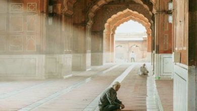 إن صلاةَ كلِّ مؤمن هي معراجُه، ولذلك فالكلمات اللائقة لهذا المثول بين يدي اللّٰه سبحانه هي تلك الكلمات التي وردت في المعراج العظيم لسيدنا محمد ﷺ.