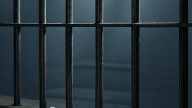 كل يوم من أيام العمر التي تمضي في السجن، يمكن أن يُكسِب المرءَ ثوابَ عبادة عشرة أيام، ويمكن أن يحوّل ساعاته الفانية إلى ساعات باقية خالدة.. بل يمكن أن يكون قضاء بضع سنين في السجن وسيلة نجاة من سجن أبدي لملايين السنين. وهذا الربح العظيم مشروط لأهل الإيمان بأداء الفرائض، والتوبة إلى اللّٰه من الذنوب والمعاصي التي دفعته إلى السجن، والتوجه إليه تعالى بالشكر صابرًا محتسبًا، علمًا أن السجن نفسَه يحول بينه وبين كثير من الذنوب.