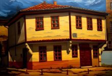 إن هذه الدنيا دار عمل وليس موضع أخذ الأجرة، فثواب الأعمال الصالحة وثمراتُها وأنوارُها تُمنح في البرزخ والآخرة. وإن جلبَ تلك الثمرات الباقية إلى هذه الدنيا وطلبَها في هذه الدنيا يعني جعل الآخرة تابعة لهذه الدنيا، وعندها ينثلم إخلاص تلك الأعمال الصالحة ويَذهب نورُها. في الصورة رسم زيتي للدار التي أقام بها الأستاذ النورسي إقامة جبرية في قسطمونو.